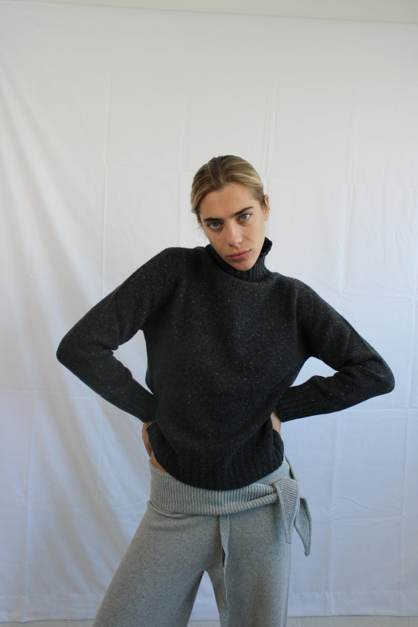 Maglione collo alto con spacchi laterali