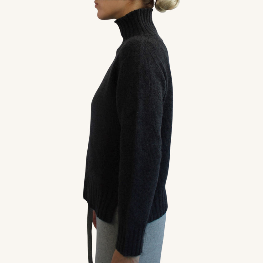 Maglione collo alto con spacchi laterali