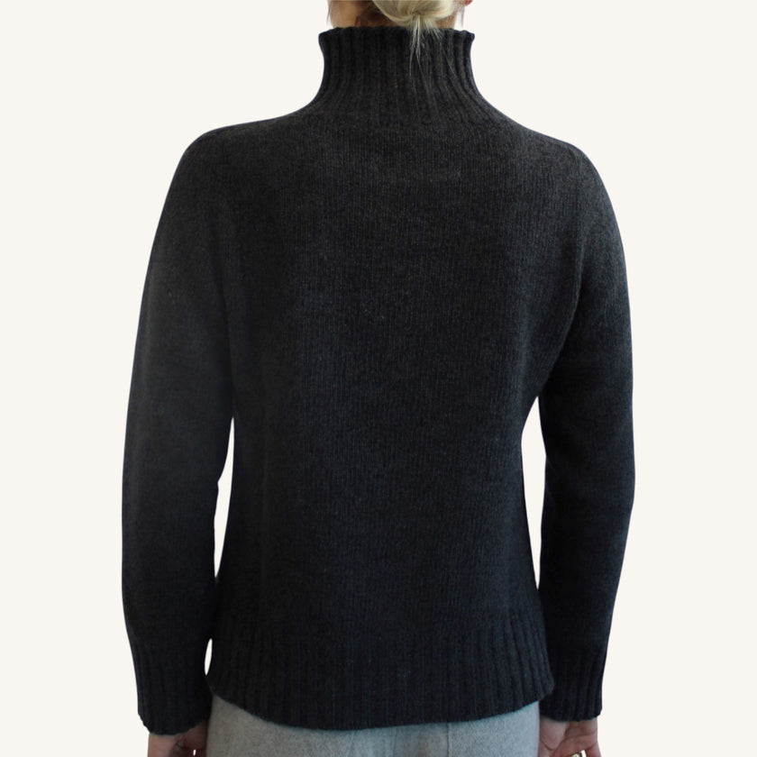 Maglione collo alto con spacchi laterali