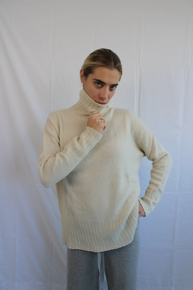 Maglione collo alto con spacchi in cashmere