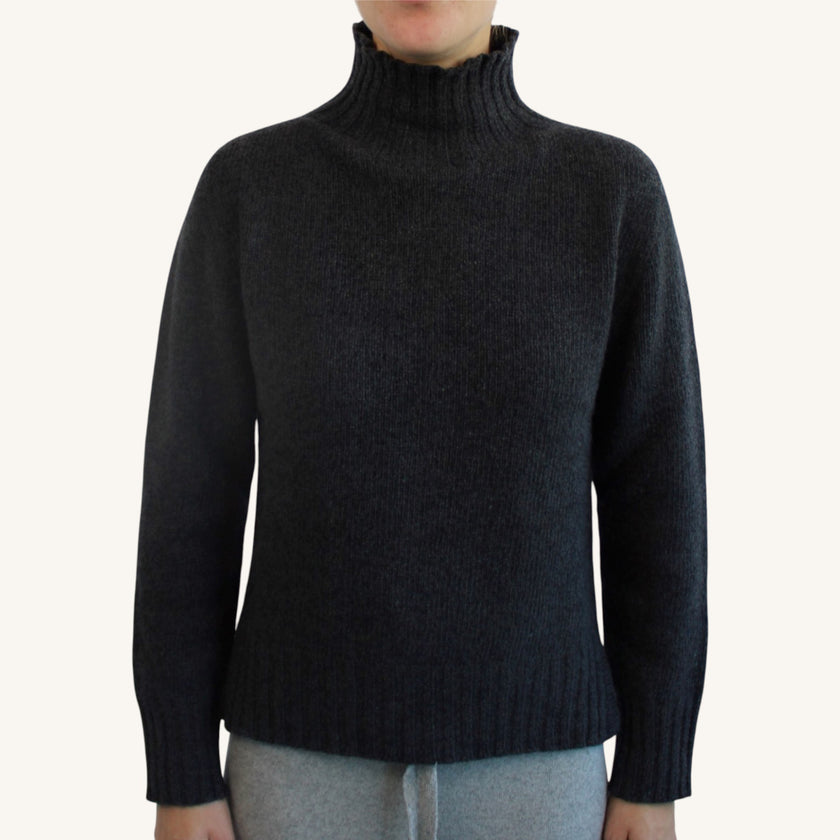 Maglione collo alto con spacchi laterali