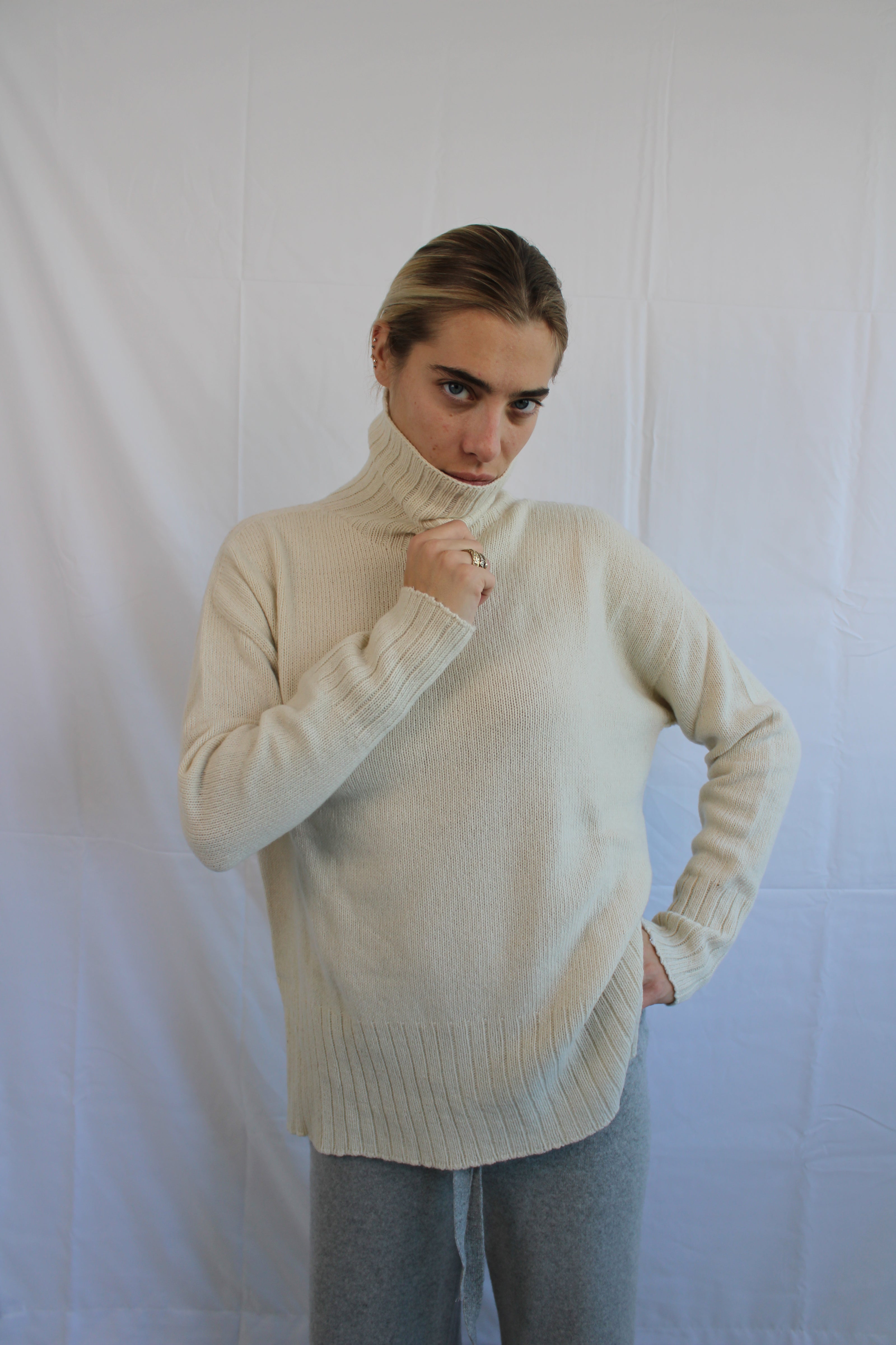Cashmere turtleneck sweater with side slits