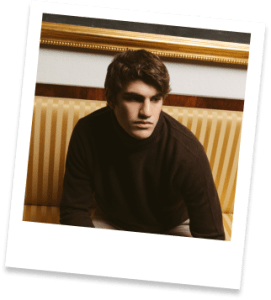 uomo che indossa maglione in cashmere