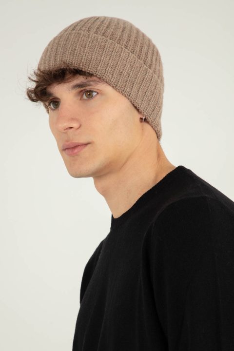 Cappello lavorato a coste piccole