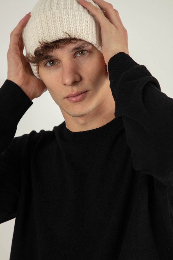 cappello in cashmere rigenerato a coste piccole bianco