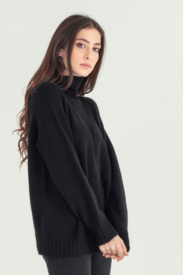 maglia in cashmere rigenerato con collo a vulcano colore nero 2