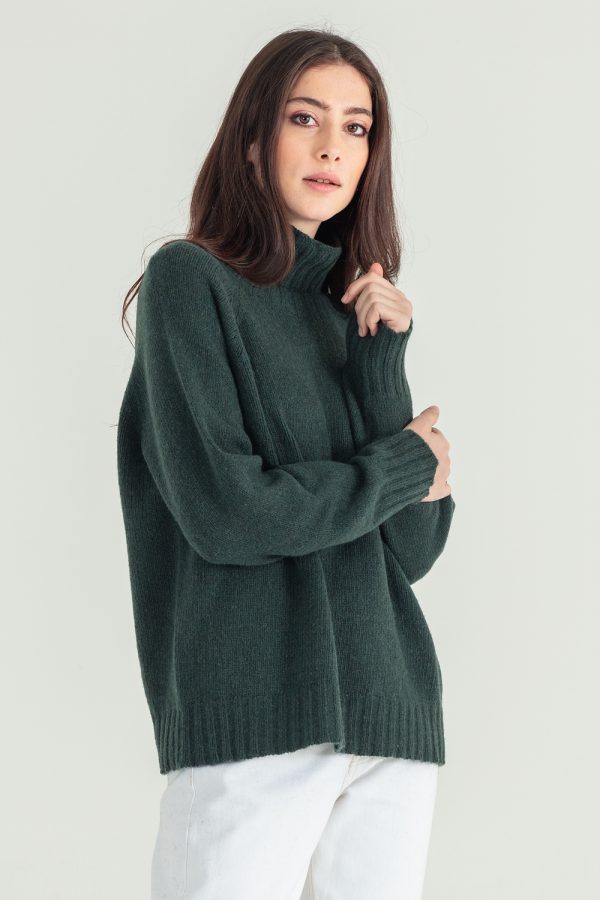 maglia in cashmere rigenerato con collo a vulcano colore ottanio 2