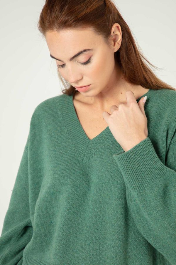 basico in cashmere rigenerato con collo a v verde 3
